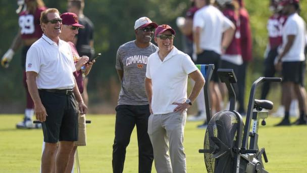 Commanders abren campamento con el nuevo dueño Josh Harris presente