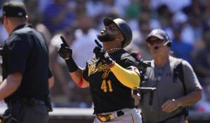 Carlos Santana la vuelve a sacar y los Piratas superan a Padres