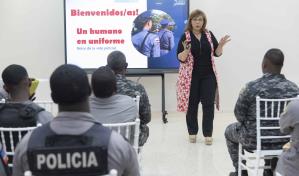Imparten charla para agentes de la Policía Nacional en Haina: Un humano en uniforme