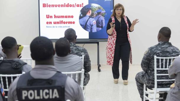 Imparten charla para agentes de la Policía Nacional en Haina: Un humano en uniforme