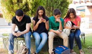 La Generación Z se enfrentan a “epidemia de ceguera” por uso prolongado de celulares