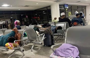 Pasajeros de JetBlue denuncian tienen tres días varados en aeropuerto de Puerto Plata