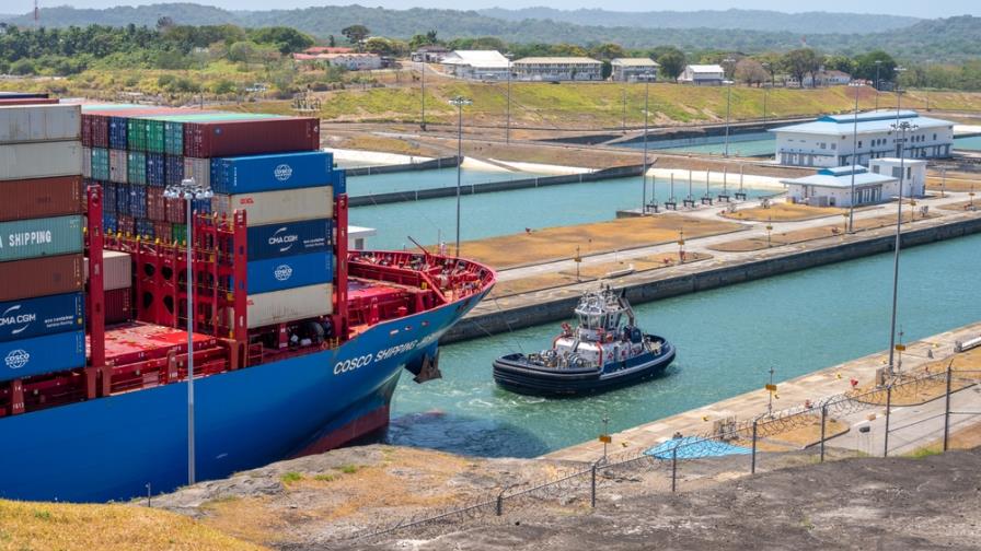 El Canal de Panamá reduce el número de tránsitos diarios de buques debido a la sequía