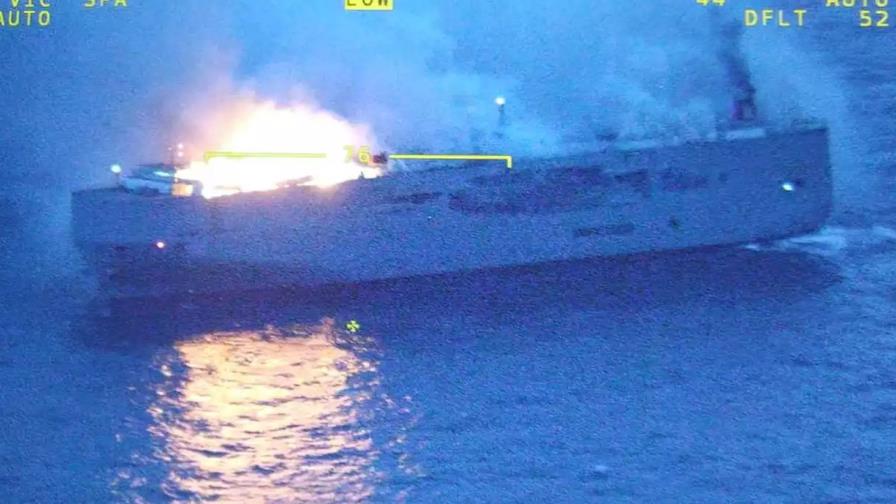 Muere tripulante tras incendiarse barco en el Mar del Norte; hay varios heridos