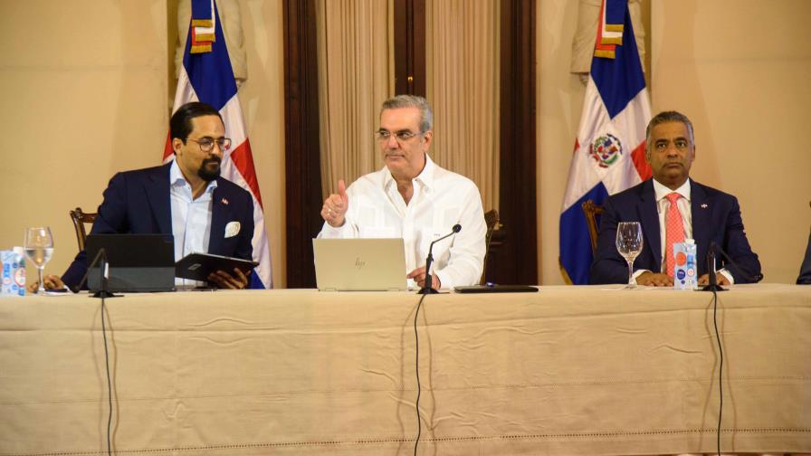 Presidente Luis Abinader realiza primera firma digital de un decreto