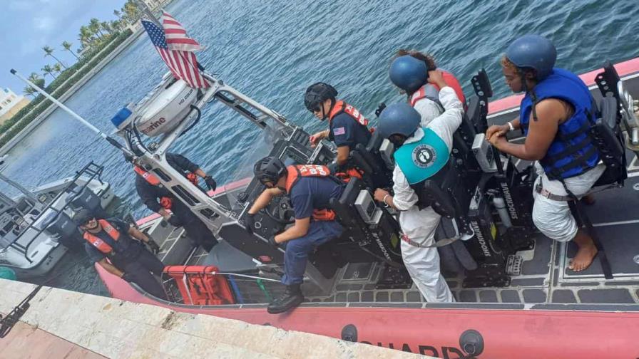 Detienen en alta mar a 65 personas que se iban de manera ilegal a Puerto Rico