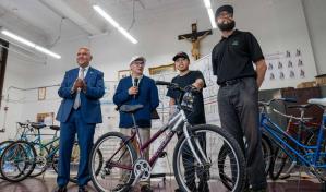 Neoyorquinos donan bicicletas para que los inmigrantes puedan trabajar