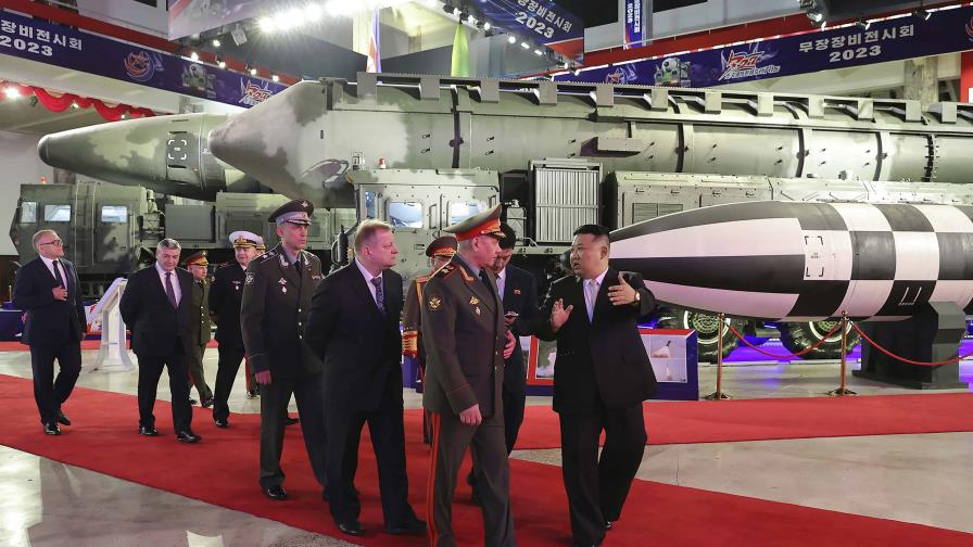 Kim Jong-un preside un gran desfile militar acompañado por representantes de Moscú y Pekín