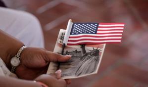 Cambios en el examen de inglés intimidan a migrantes que aspiran a la ciudadanía en EE.UU.