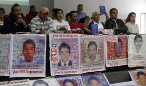 Las familias de los 43 normalistas de Ayotzinapa piden reunirse con López Obrador: Nos está fallando