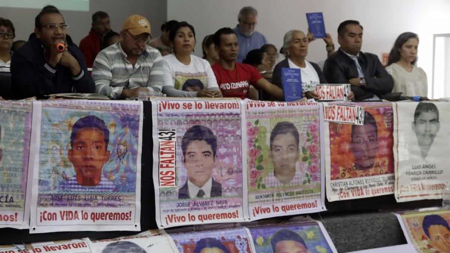 Las familias de los 43 normalistas de Ayotzinapa piden reunirse con López Obrador: Nos está fallando