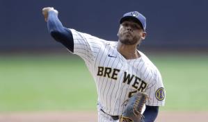 Freddy Peralta iguala marca personal de ponches ante Rojos