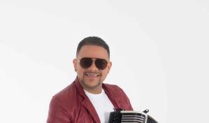 Cantante Nixon Román estrena “Sentimientos de cartón”