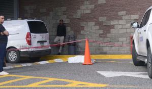 Mujer se lanza desde el cuarto piso de plaza comercial