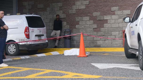 Mujer se lanza desde el cuarto piso de plaza comercial
