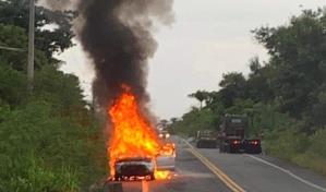 Mecánico ileso tras incendio de automóvil en El Seibo