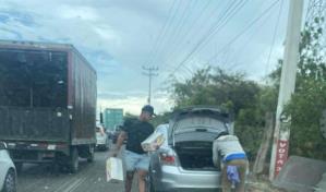 Saquean camión cargado de productos alimenticios accidentado en Montecristi