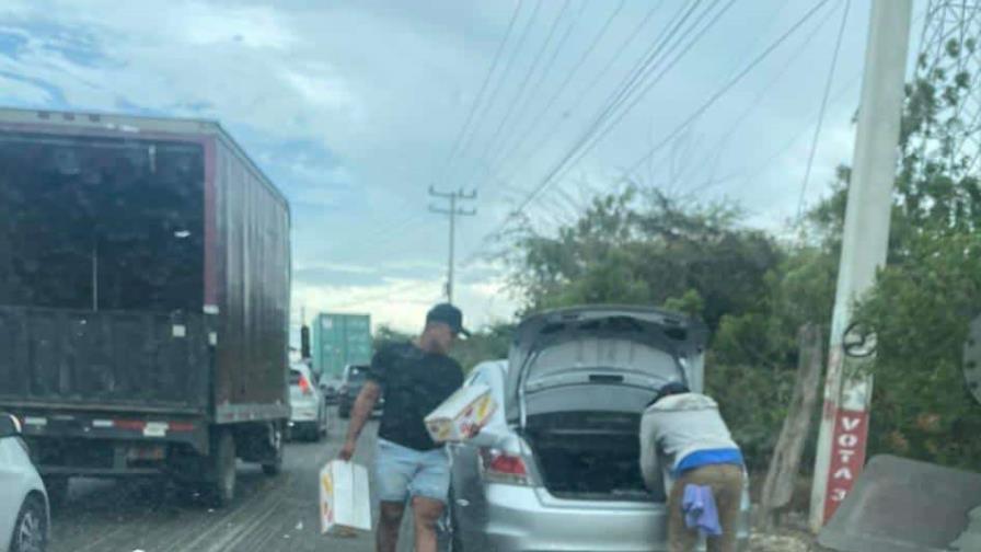 Saquean camión cargado de productos alimenticios accidentado en Montecristi