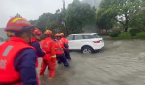 El tifón Doksuri azota el sureste de China
