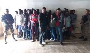 Apresan dominicano que transportaba 34 haitianos indocumentados en un camión cerrado