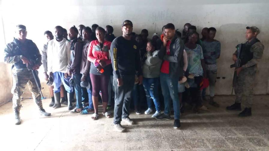 Apresan dominicano que transportaba 34 haitianos indocumentados en un camión cerrado