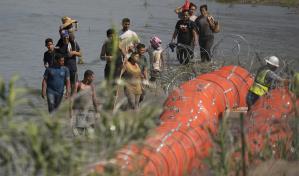 Boyas antimigrantes en Texas son ilegales, dice embajador de EEUU en México