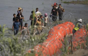 Boyas antimigrantes en Texas son ilegales, dice embajador de EEUU en México