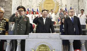 Líder norcoreano supervisa desfile militar con drones y misiles ICBM