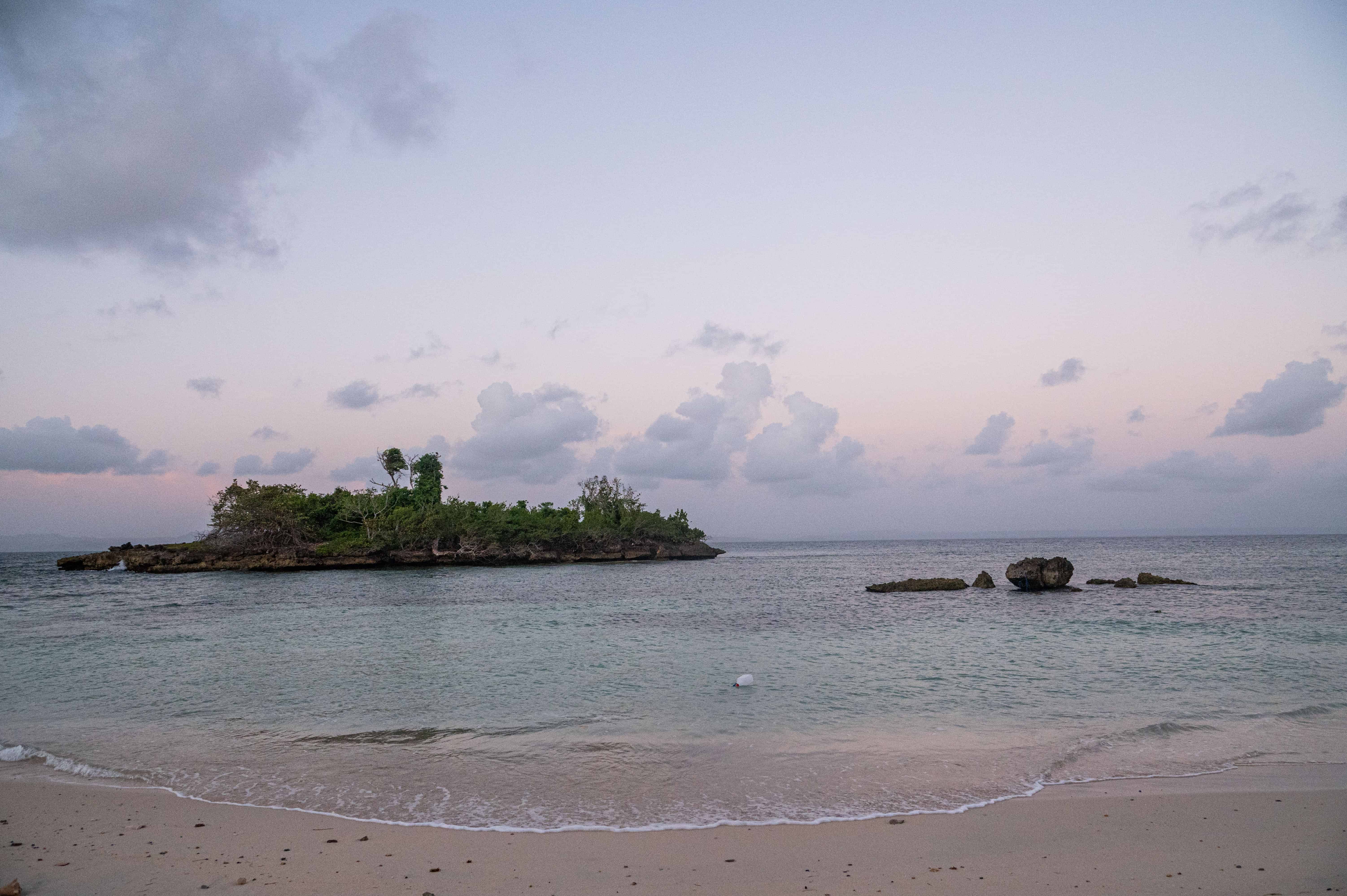 El hotel está ubicado a cinco kilómetros de la Península de Samaná.