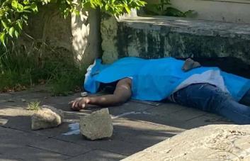 Encuentran hombre sin vida en parque de San Pedro de Macorís