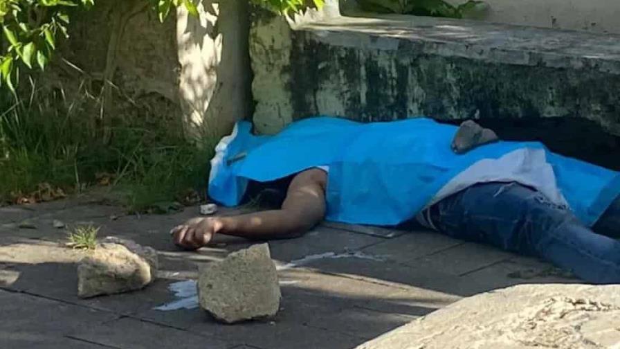 Encuentran hombre sin vida en parque de San Pedro de Macorís