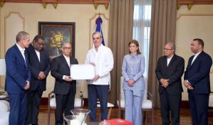 Presidente Abinader entrega reconocimiento a la Conferencia del Episcopado Dominicano