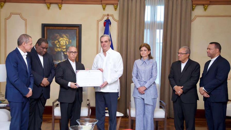 Presidente Abinader entrega reconocimiento a la Conferencia del Episcopado Dominicano