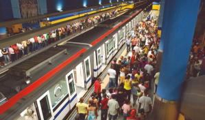 ¿Cuántos pasajeros transportan el Metro y Teleférico de Santo Domingo cada año?