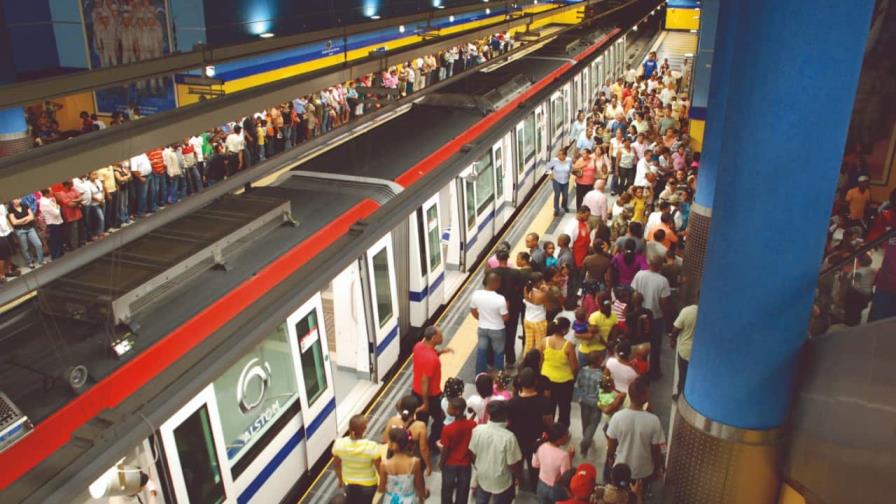 ¿Cuántos pasajeros transportan el Metro y Teleférico de Santo Domingo cada año?