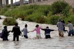 Migrantes desesperados cruzan la frontera de México a EE.UU. pese a los crecientes riesgos