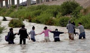 Migrantes desesperados cruzan la frontera de México a EE.UU. pese a los crecientes riesgos
