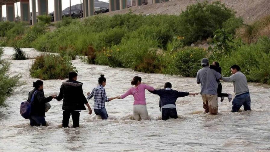 Migrantes desesperados cruzan la frontera de México a EE.UU. pese a los crecientes riesgos