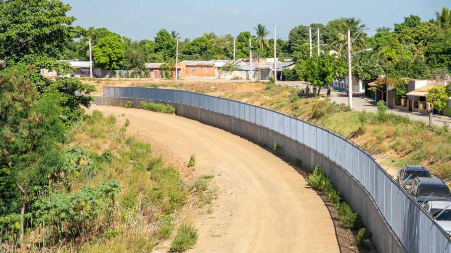 Ministro Joel Santos supervisa avances del muro fronterizo en Dajabón