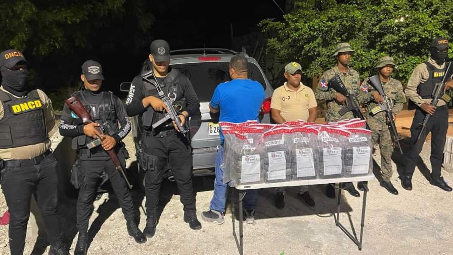 Ocupan 100 paquetes de droga dentro de una yipeta en Barahona y apresan a uno de los supuestos responsables