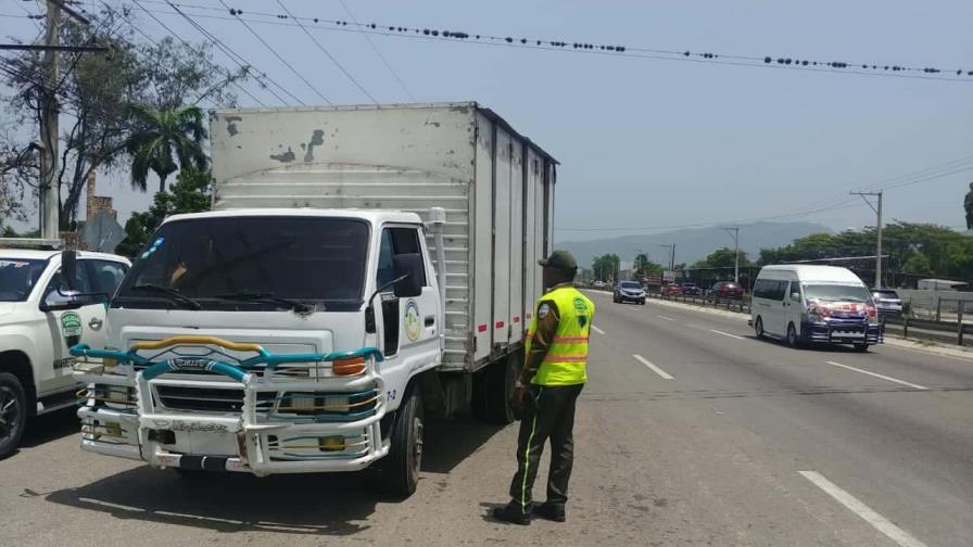 Retienen 70 camiones en Santiago por circular con gomas en mal estado