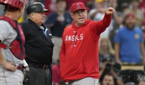 Suspenden al mánager de Angelinos Phil Nevin un juego por su arrebato contra un umpire