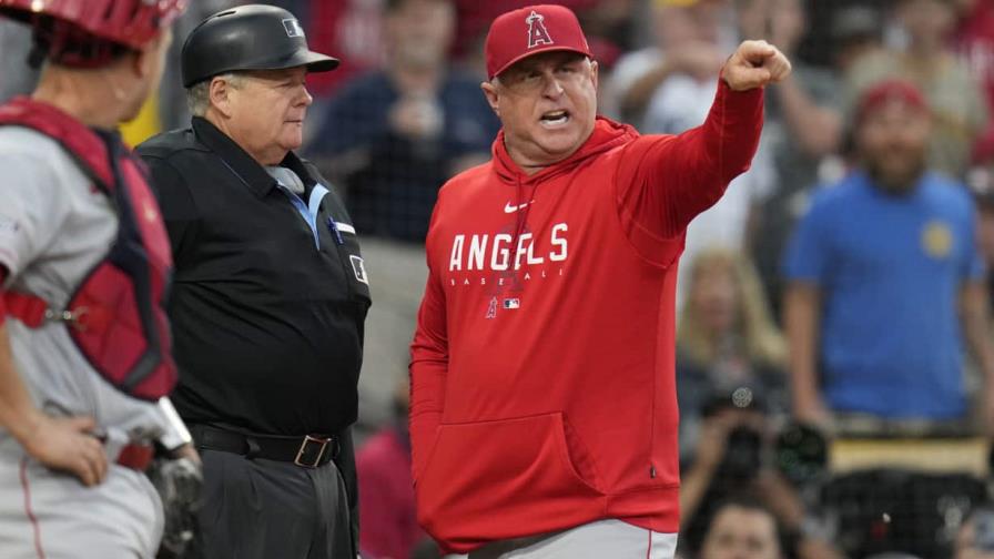 Suspenden al mánager de Angelinos Phil Nevin un juego por su arrebato contra un umpire