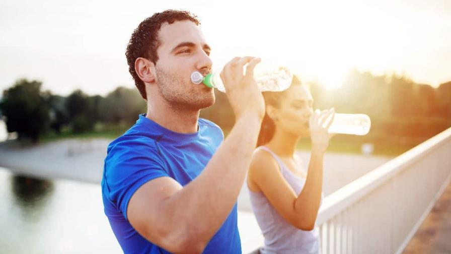Hidratación esencial: mantente fresco y saludable bajo el sol