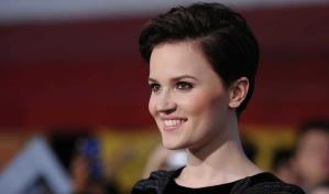 Escritora Veronica Roth sobre las nuevas tecnologías: “Sí podemos rebelarnos contra estos sistemas que nos controlan”