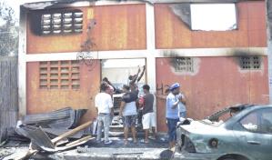 Taller de ebanistería en Santiago consumido por incendio