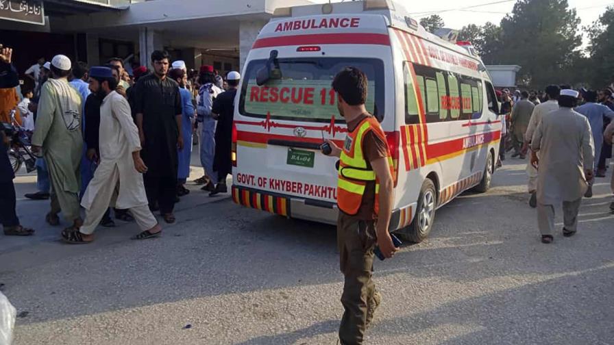 Explosión de bomba durante mitin político en Pakistán deja 44 muertos