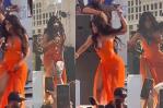 Cardi B le lanza micrófono a un miembro del público que le tiró bebida Cardi B le lanza micrófono a un miembro del público que le tiró bebida