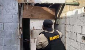Autoridades decomisan drogas y armas blancas en La Romana y La Altagracia