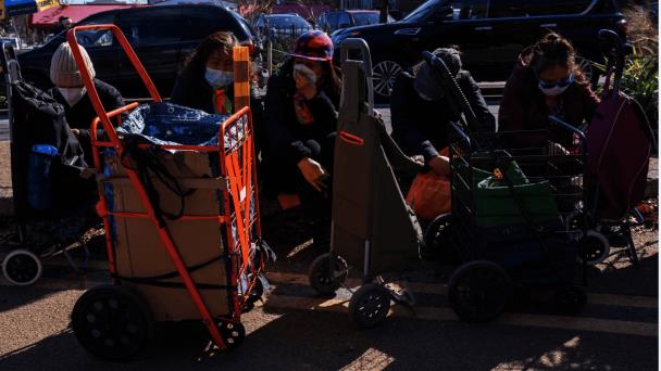 Migrantes duermen en buses y calles en una Nueva York sin camas disponibles
